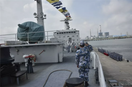 &ldquo;南沙生命线&rdquo;战斗27载，海军镜泊湖舰光荣退役