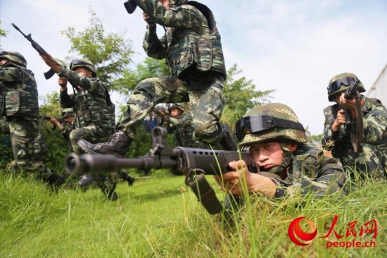 武警官兵在进行小组战术训练。