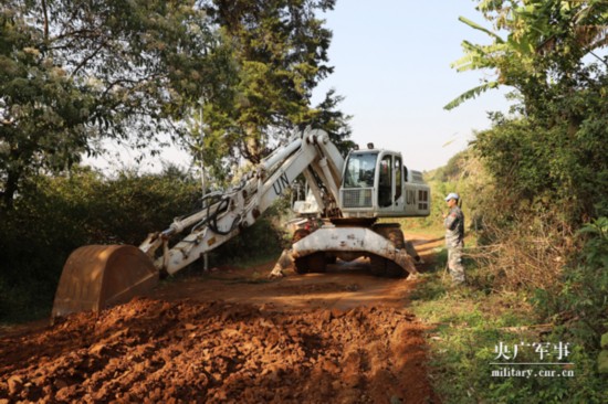 中国维和工兵瓦伦古分遣队修复当地关键道路