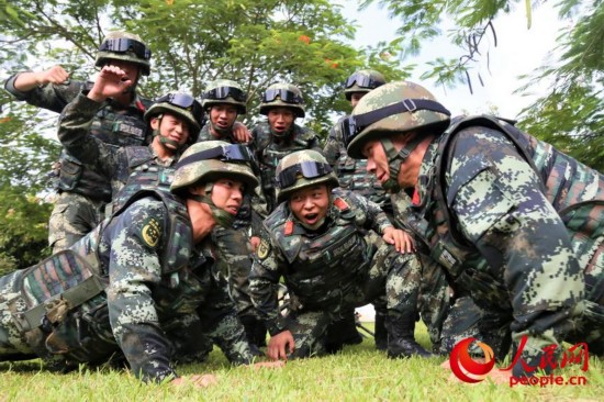 训练间隙，两名武警官兵在进行俯卧撑比拼。