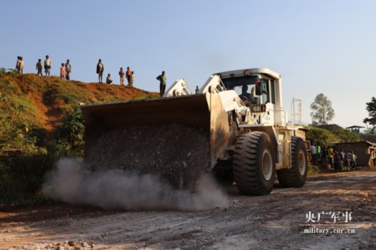 中国维和工兵瓦伦古分遣队修复当地关键道路