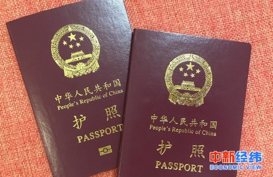 资料图：中华人民共和国护照。中新经纬 董文博 摄