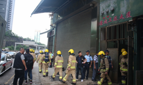 香港警方20日进入大楼搜查（图片来源：港媒）
