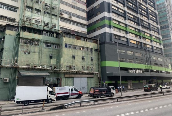 警方于荃湾一大厦内发现疑似爆炸品 图源：港媒