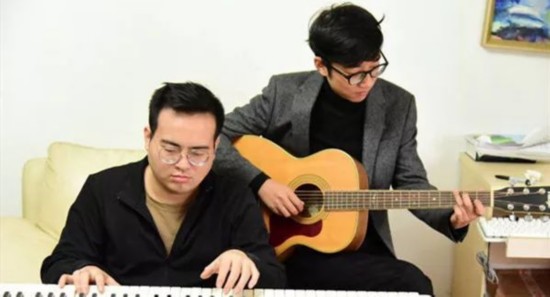 高至凡老师（左）和他的音乐老搭档徐聪。