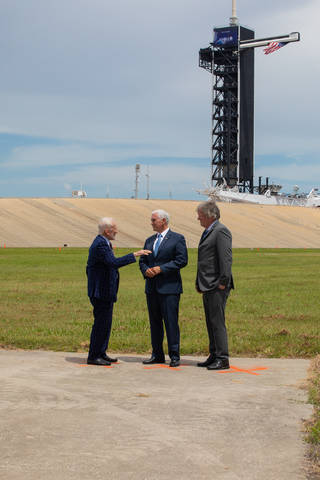 彭斯在肯尼迪航天中心会见了航天员巴兹 奥尔德林（左）和迈出“人类一大步”的尼尔·阿姆斯特朗之子里克·阿姆斯特朗（右）