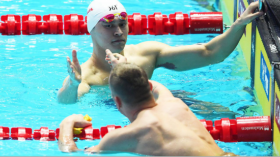 霍顿队友凯尔·查默斯主动与孙杨握手