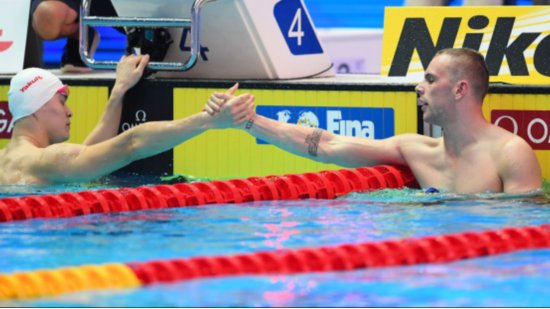 霍顿队友凯尔·查默斯主动与孙杨握手