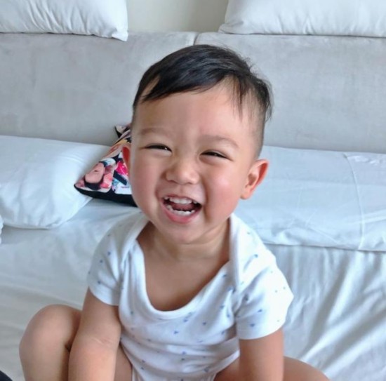 胡杏儿大儿子和干妈们集体视频通话,隔空送飞吻萌翻