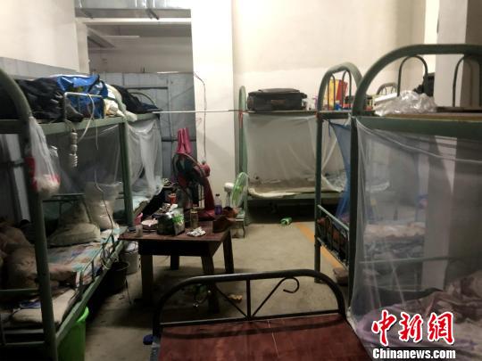 湖北咸宁一地下车库违建集体宿舍多部门联合依法查封