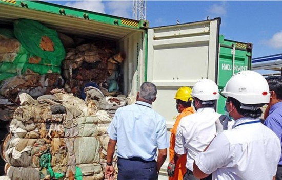 　7月23日，斯里兰卡科伦坡的一个港口，海关官员正在检查集装箱的装载情况。图源：《每日邮报》