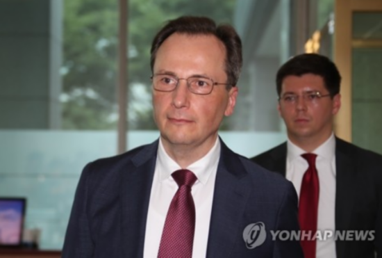 俄罗斯驻韩使馆临时代办马克西姆&middot;沃尔科夫抵达韩国外交部。（韩联社）