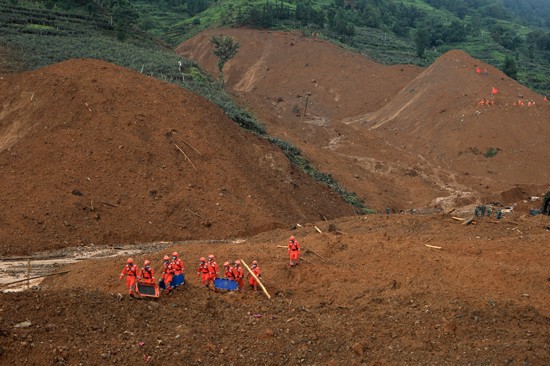 救援人员在山体滑坡现场开展救援。