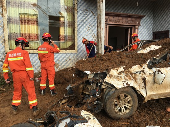 消防员现场实施救援。