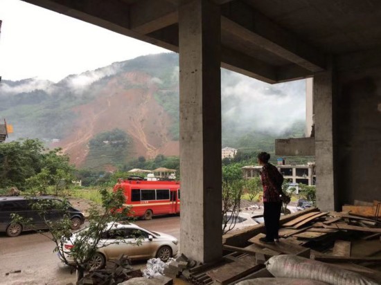 水城县鸡场镇坪地村山体滑坡现场。