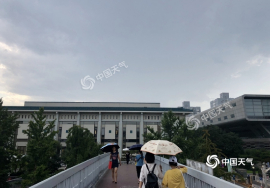 　今日15时许，北京海淀区雷声阵阵飘落雨滴。