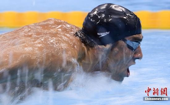 资料图:伦敦奥运男子200米蝶泳半决赛中美国名将菲尔普斯排名第四挺进决赛。记者 廖攀 摄