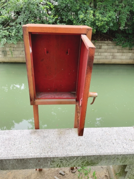 　　西大街公交站台西侧的河岸边，救生箱里空无一物。　　□记者　赵晨民　摄