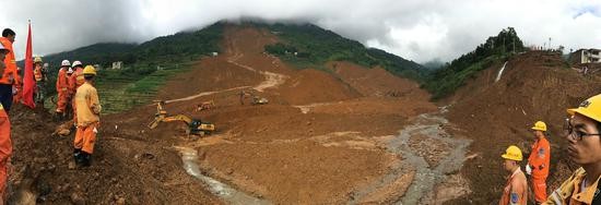 救援人员进入现场开展救援。