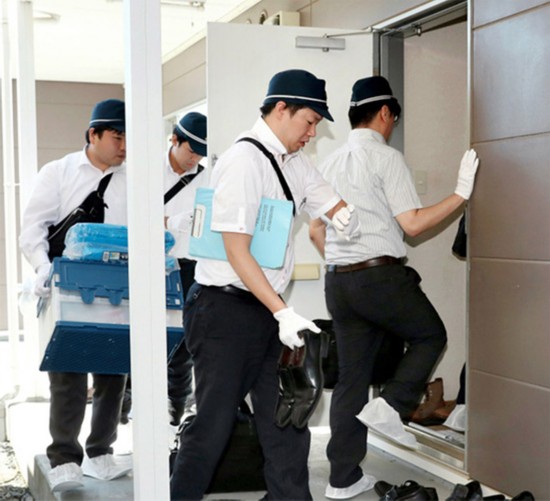 9点32分,调查人员相继进入嫌疑人家中开始搜查。(图片来源:日本《朝日新闻》网站)