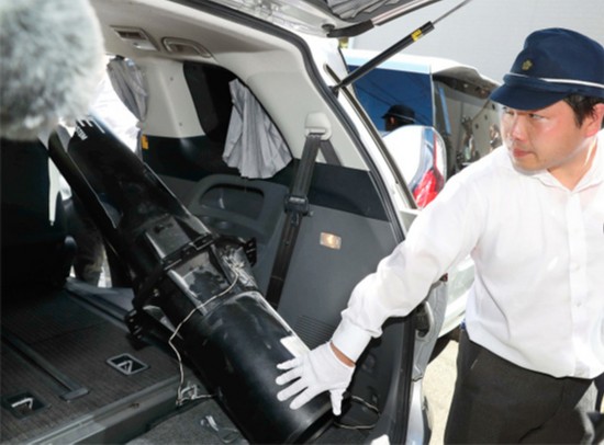 10点31分，调查人员从嫌疑人家中查抄出与音响相关的筒状设备。（图片来源：日本《朝日新闻》网站）