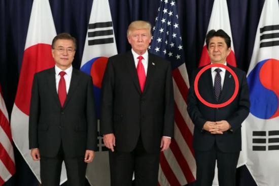 ▲大阪G20期间美日韩领导人合影，特朗普和文在寅戴同色领带，“孤立”安倍，甚至一同飞韩国