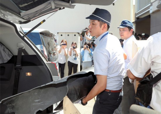 10点30分，调查人员从嫌疑人家中搬出扬声器。（图片来源：日本《朝日新闻》网站）