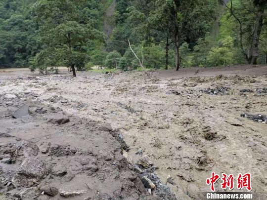 云南贡山白汉河发生山洪泥石流致2人遇难1人失联