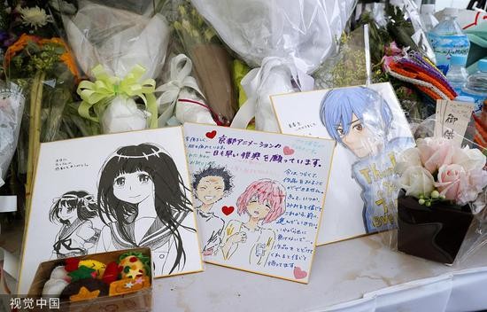 日本京都，民众悼念京都动画工作室大火事故。图/视觉中国