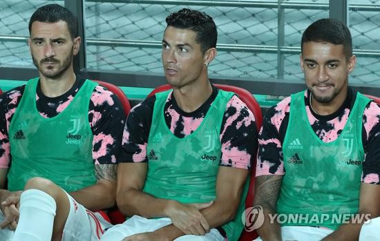 7月26日下午，首尔世界杯体育场，对阵K联赛全明星队的尤文图斯队C罗坐在替补席上。（韩联社）