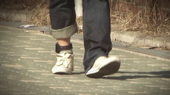 资料图:电子脚链(SBS新闻)