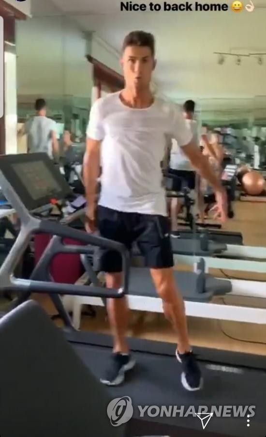 C罗在Instagram上晒出在跑步机上健身的一幕。