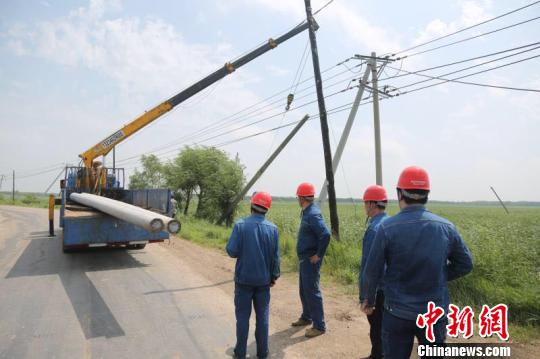 强风暴雨致黑龙江省多地电力设施受损电力部门抢修恢复供电