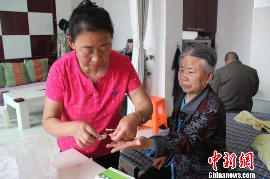 六旬儿媳照顾患病公婆20余载&ldquo;撑起&rdquo;四世同堂之家