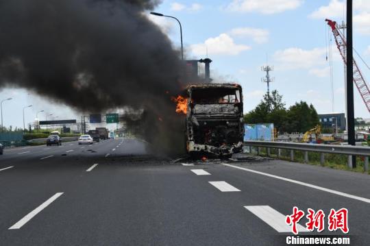 杭州机场高速一大巴车自燃车上16名学生安全疏散