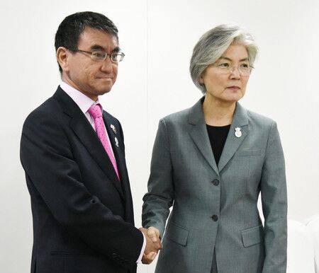 会谈前,日本外相河野太郎(左)与韩国外长康京和(右)握手合影,图源:时事社