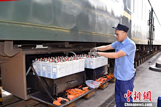 列车上的“心肺护理师”:50℃高温下每日检修空调80台