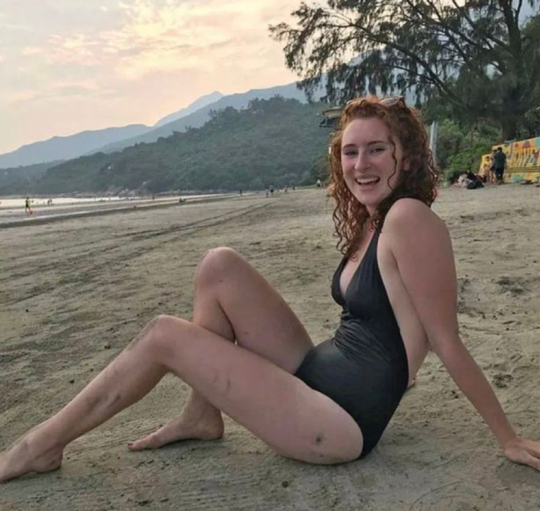 跳机自杀的女大学生 阿拉娜