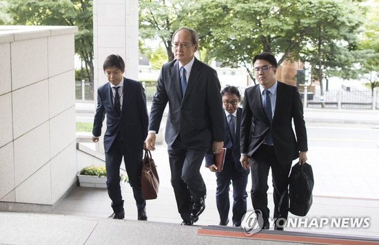 2日下午，长岭安政走进韩国外交部大楼（韩联社）