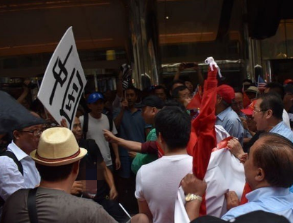 蔡英文&ldquo;过境&rdquo;美国，在下榻饭店外遭遇大规模抗议（来源：联合新闻网）