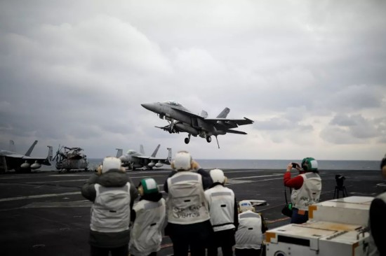 2017年3月14日，在韩国东部海域举行的韩美联合军演期间，一架F-18战斗机准备在&ldquo;卡尔&middot;文森&rdquo;号航母上着陆。新华社/路透
