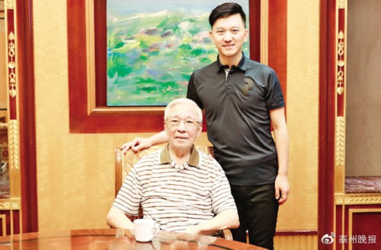傅希如向梅派弟子舒昌玉求教，二人合影。（图片来自傅希如微博）