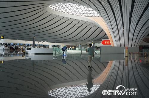 【瓣瓣同心&middot;协同五年谱新篇】北京新机场启航倒计时！&ldquo;金凤凌空&rdquo;之姿先睹为快