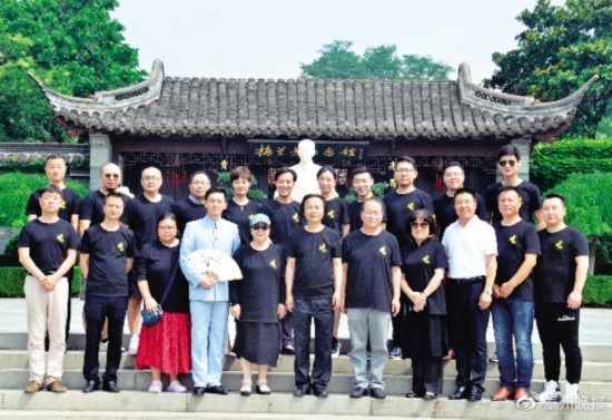 《蓄须记》主创人员在泰州梅园合影。