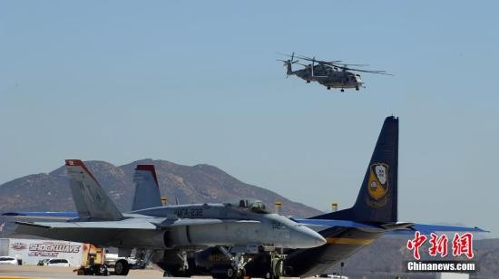 资料图：F35B闪电战机飞行表演。中新社发 毛建军 摄