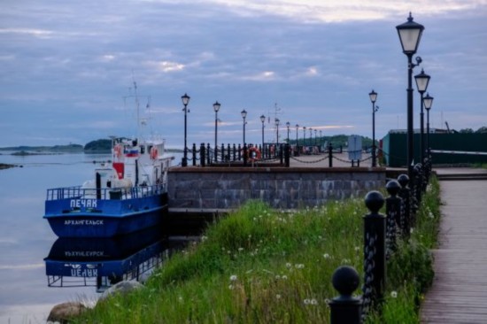  这是7月10日拍摄的俄罗斯阿尔汉格尔斯克州索洛韦茨基群岛港口。（新华社/卫星社 ）