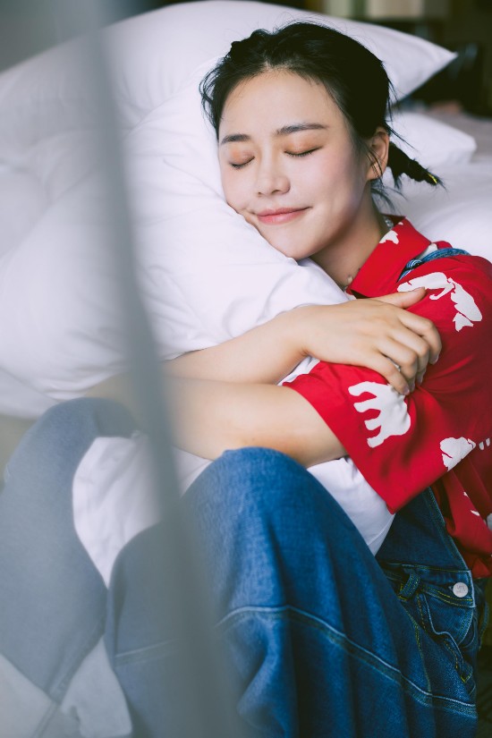 网上赚钱是真的还是假的,马思纯羊角辫造型俏皮可爱化身“棉被女孩”笑容治愈