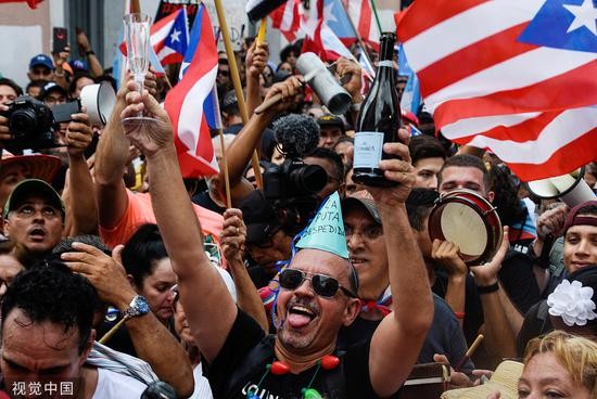 当地时间8月2日，波多黎各民众庆祝前总督Rossello正式辞职。图/视觉中国