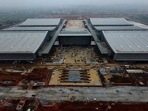 资料图:2016年10月,扫尾施工中的长沙国际会展中心一期工程。(新华社)