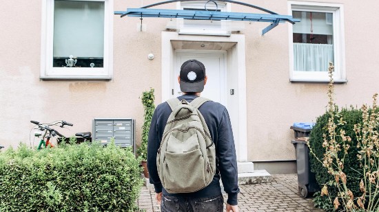 英国年轻人陷入买房困境（图源：泰晤士报）